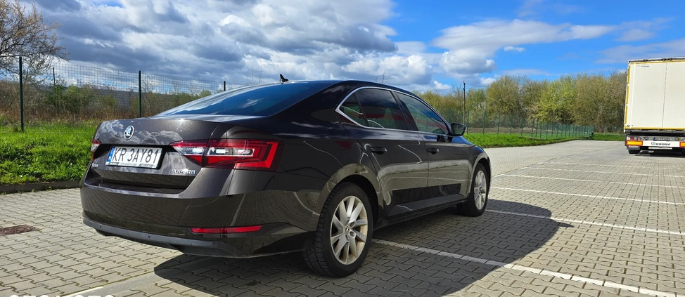 Skoda Superb cena 63000 przebieg: 325000, rok produkcji 2017 z Kraków małe 172